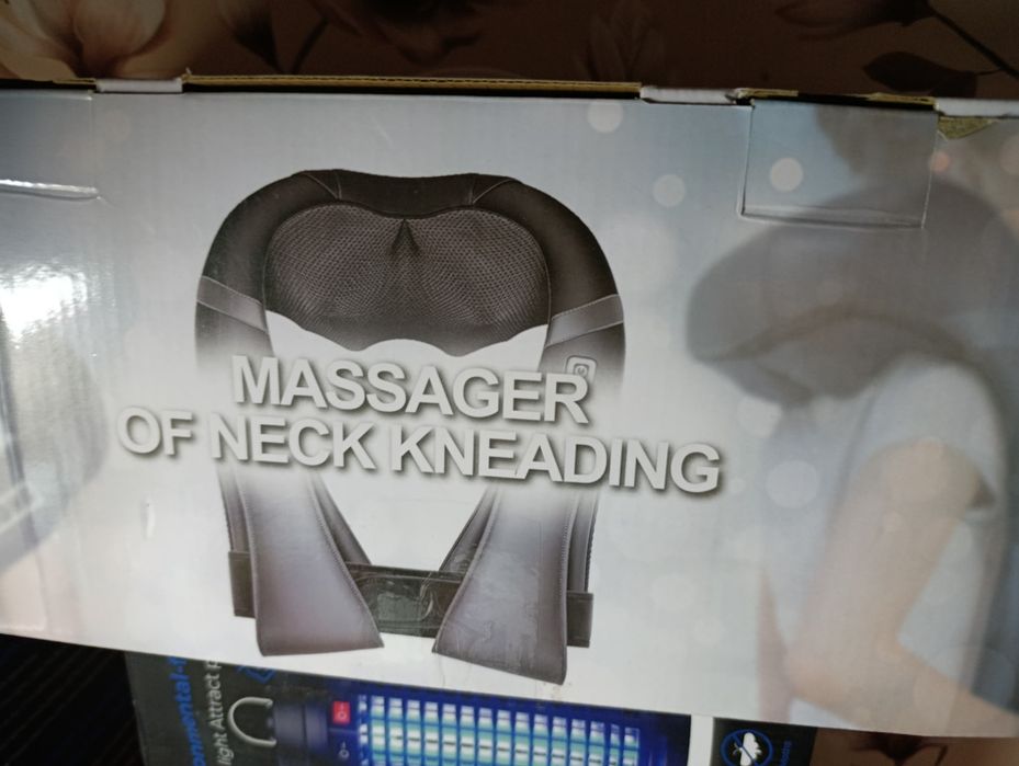 электрический массажер для шеи и плеч с функцией разминания.