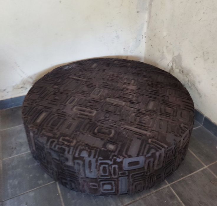 Puff circular em tecido com estrutura de madeira tipo sofá