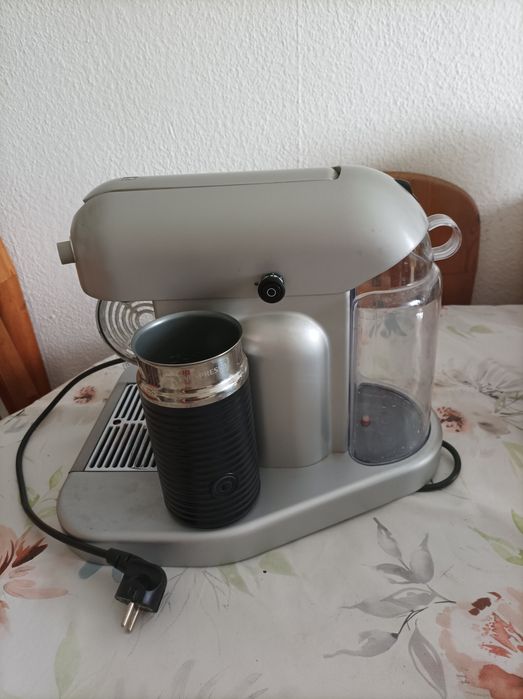 Кавоварка на капсули Delonghi