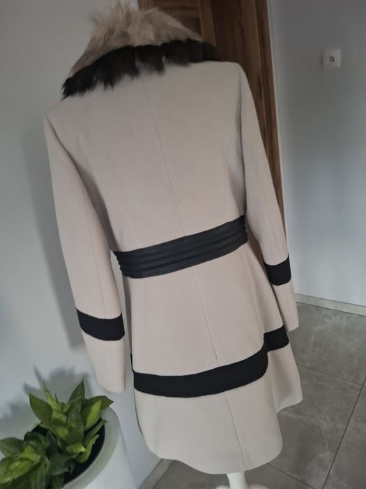 Elegancki plaszcz z futrem futerkiem wiązany bezowy XL 42