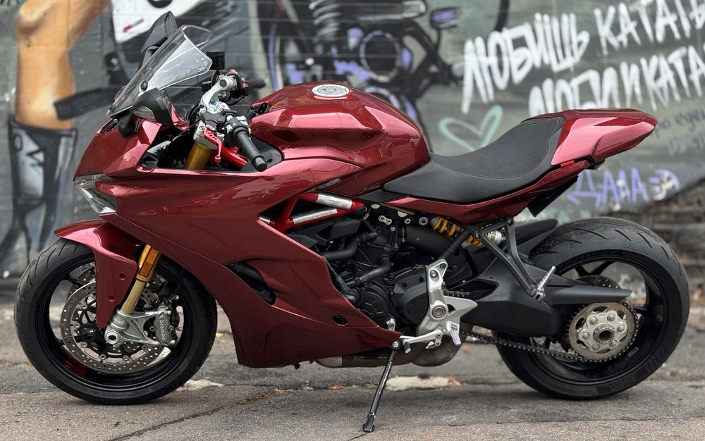 Мотоцикл Ducati SuperSport 2017 рік