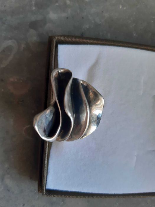 Anel prata contrastada, design original, Novo