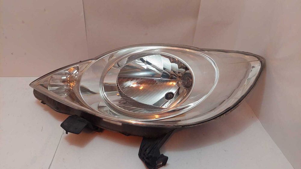 Lampa lewa przód Peugeot 107  2010r Europa
