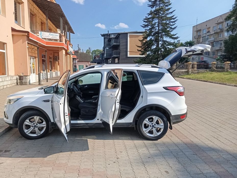 авто форд куга  паркитник