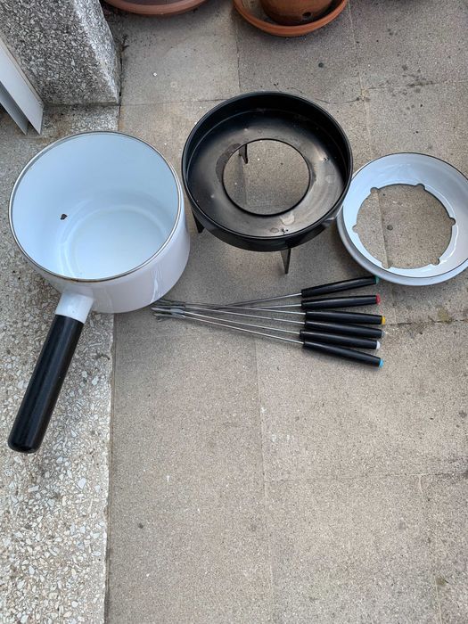 Fondue de esmalte branco para 6 pessoas + Lamparina+ 6 forquilhas