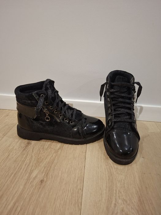 Czarne buty za kostkę rock glamour lakier błysk