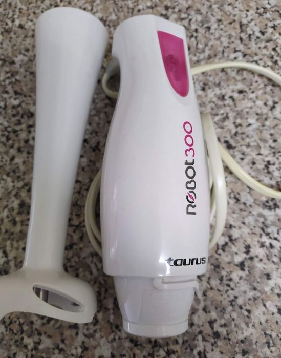 ferro de engomar vertical, varinha mágica, balança, batedeira