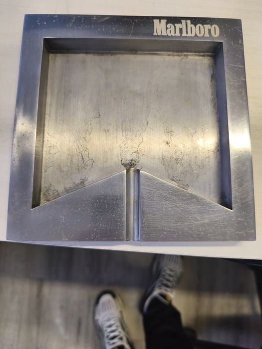 Vendo cinzeiro da marlboro bem pesado (portes incluídos)