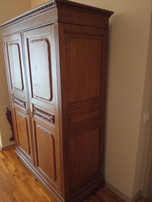 Cama antiga em madeira e roupeiro