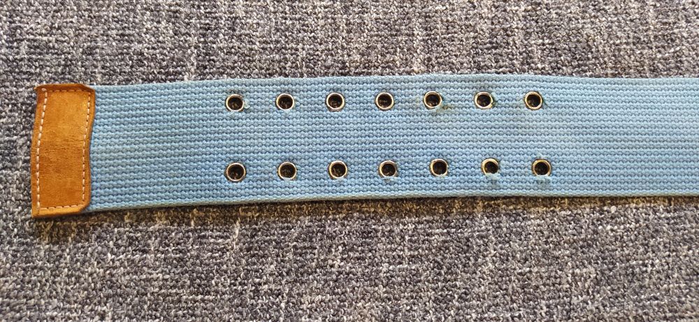 Niebieski pasek z klamrą