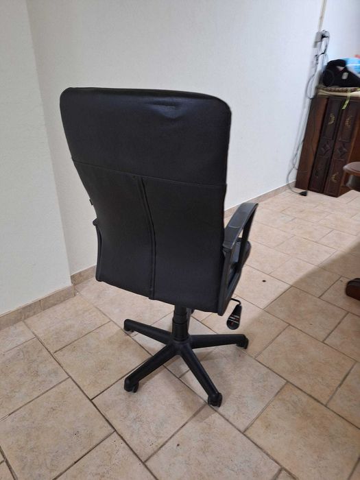 Eleve o seu conforto com uma Cadeira de Escritório impecável!