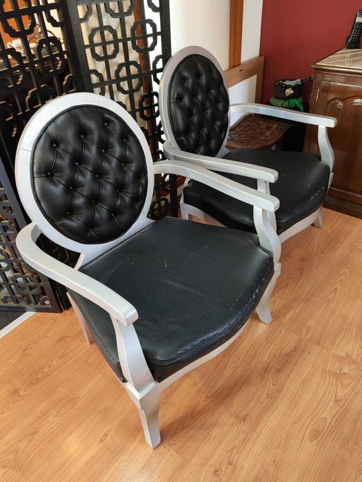 2 Cadeirões/Poltronas Clássicos Estilo Medalhão (Prata e Preto Capitoné) - 120€ par