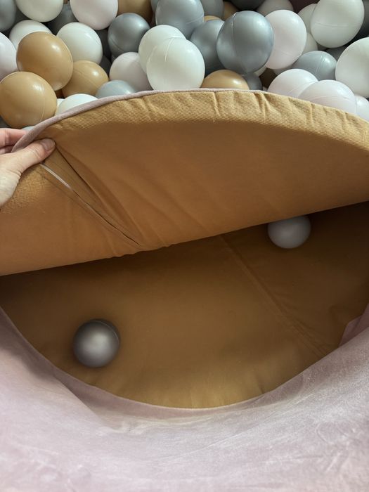 Сухий басейн з кульками