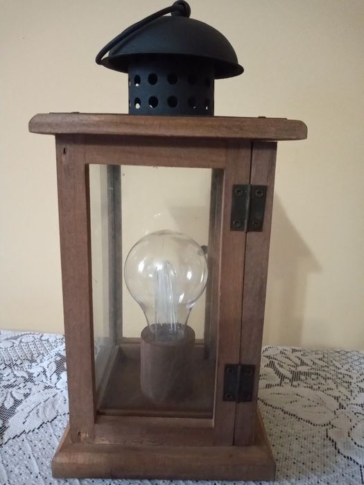 Latarnia z drewna.
