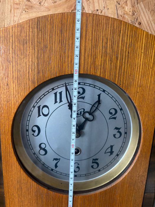 Настінний годинник. В робочому стані.