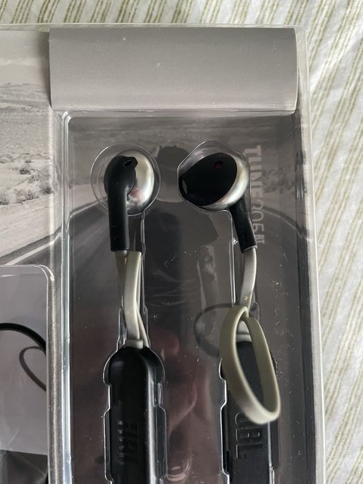 Fones Bluetooth JBL Tune 205 sem fios(com caixa original)