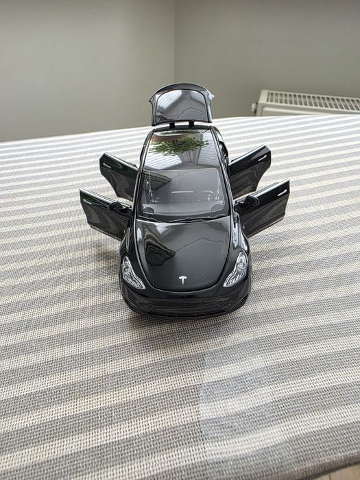 Машинка model  tesla Y black 1:32