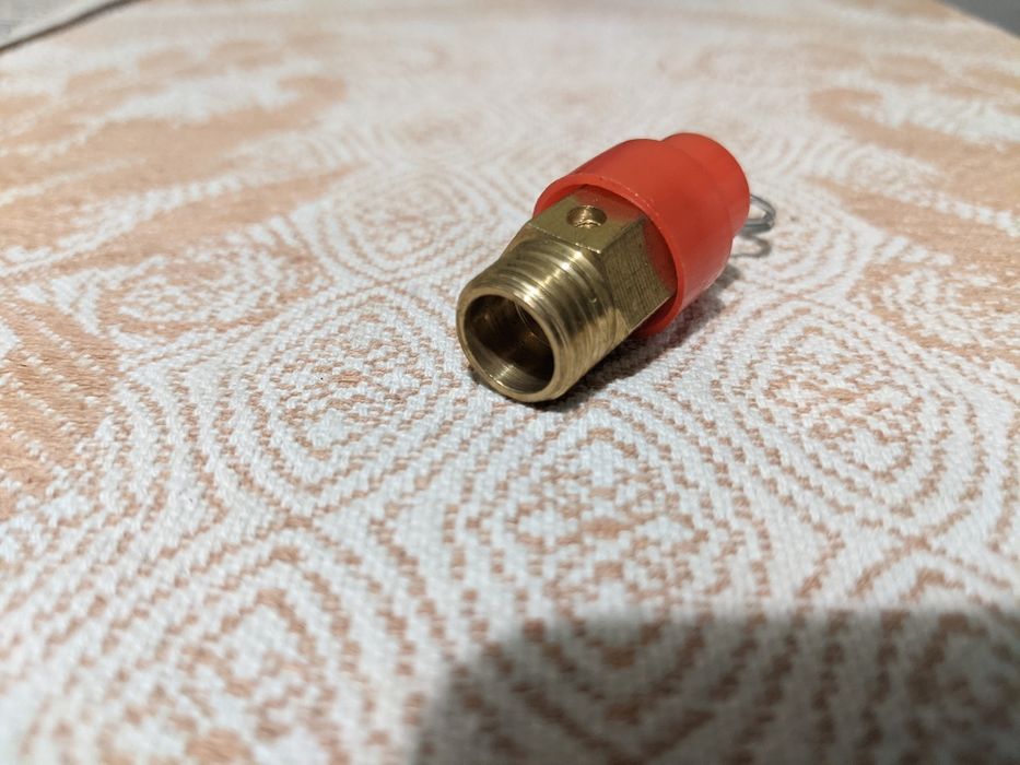 Воздухоотводной и подрывной защитные клапана.