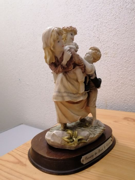 Estatueta mãe brincando com filhos
