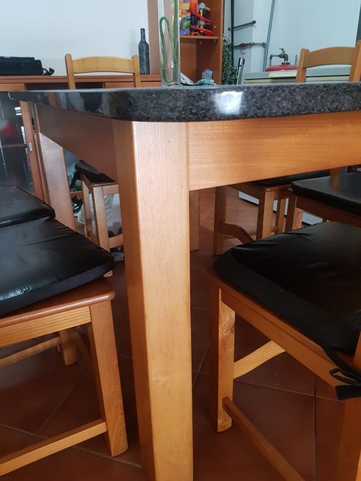 Conjunto de mesa  e cadeiras