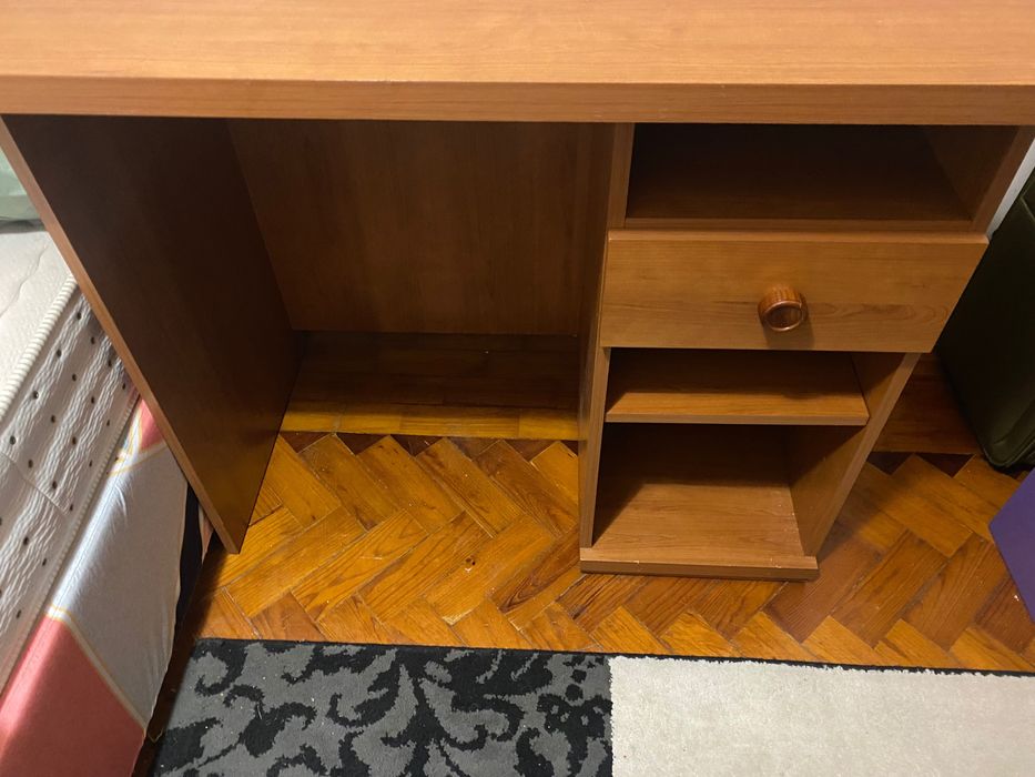 Vendo secretária em madeira tom carvalho claro (mel)