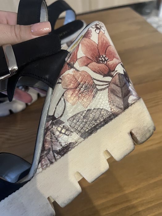 Buty na koturnie Lasocki