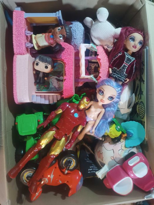 Іграшки Секонд, Англія