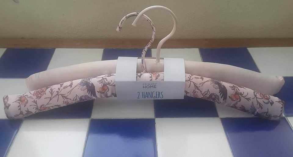 Conjunto de 2 Cabides Acetinados Primark (NOVOS!)