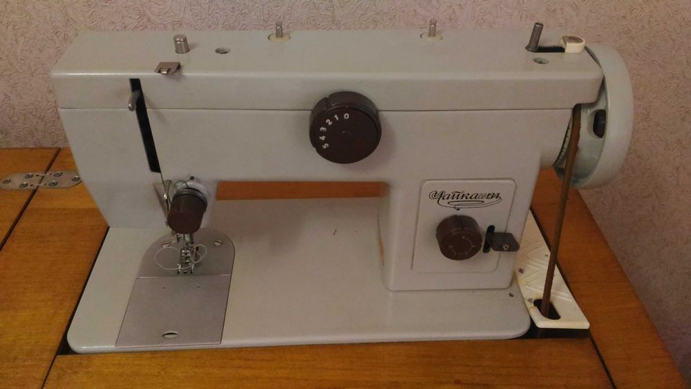 Продам ножную швейную машинку Чайка 134