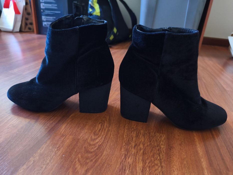 Botins pretos de veludo