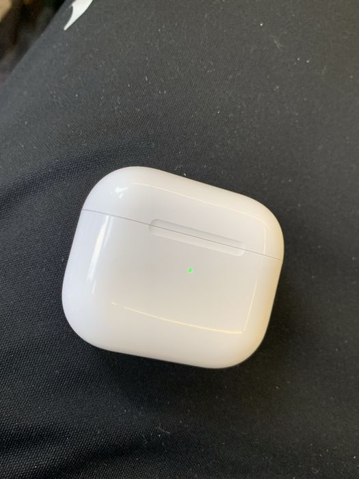 Продам кейс із чехлом аірподс 3 все працює