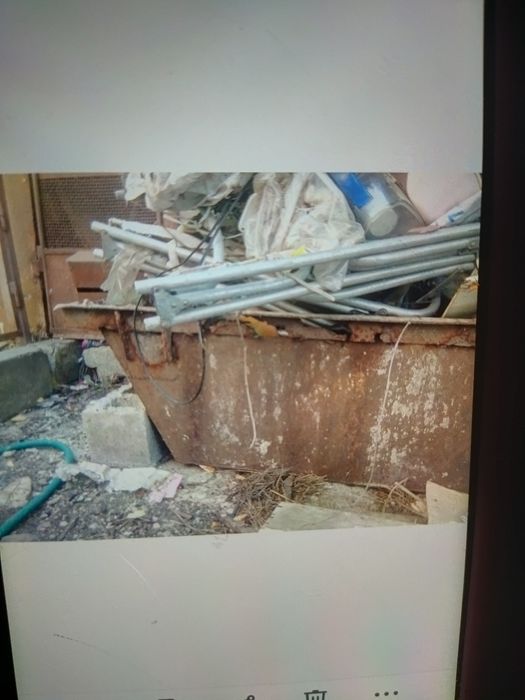 Строительная бадья , корыто , ёмкость .