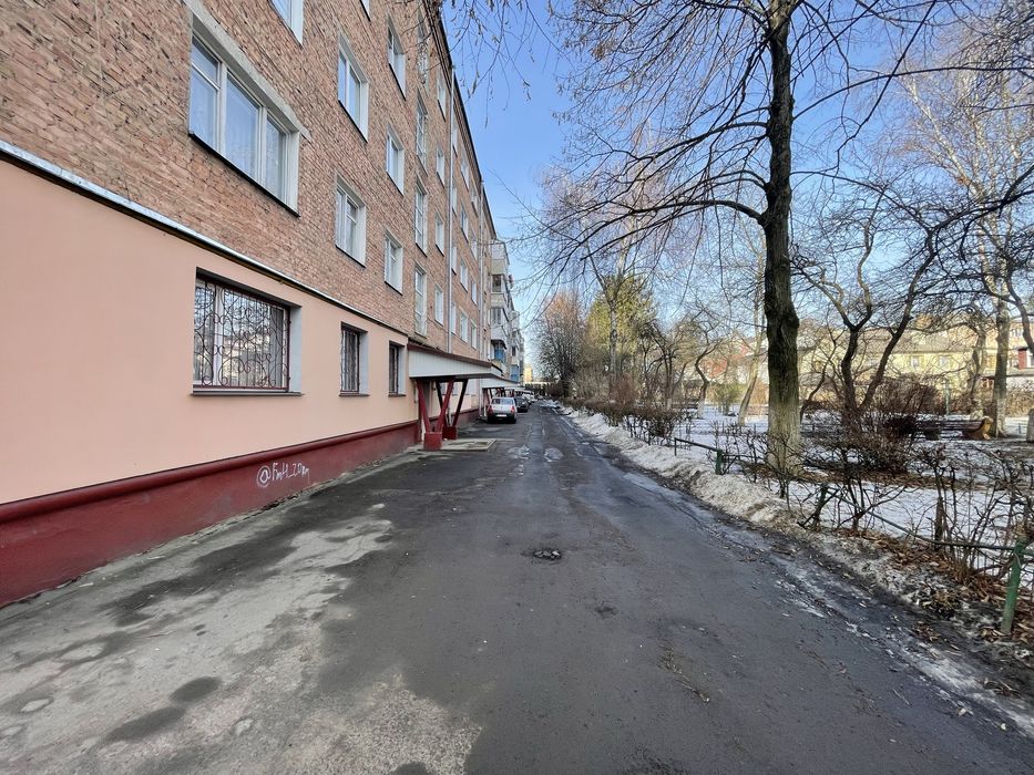 Продам 1-кімн  Ст Бандери   2-й поверх Добротного  Будинка