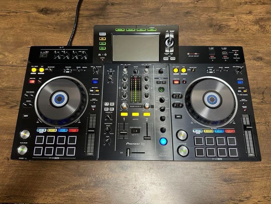 Vendo Xdj RX2 ( limpeza feita, botoes trocados por novos) com case