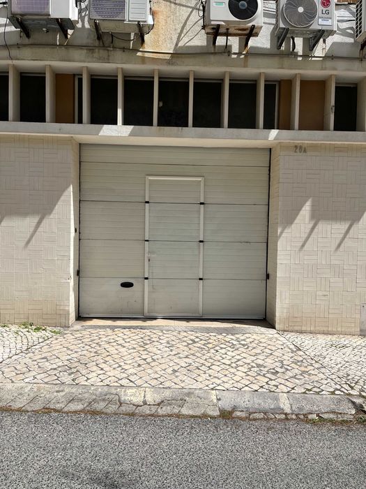 Garagem Lisboa - Rua José de Mello e Castro