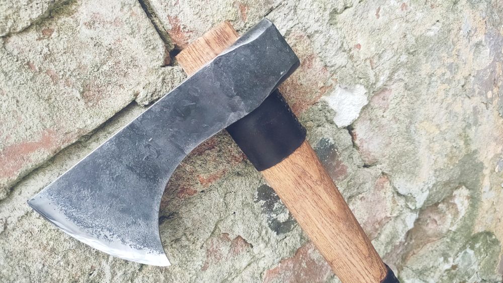 Tomahawk survivalowy kuty