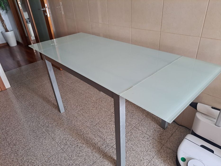 Mesa com tampo em vidro