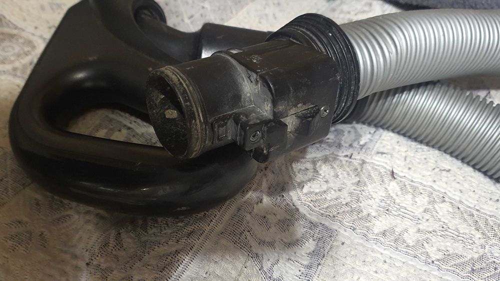 Шланг для современных пылесосов SAMSUNG в отличном состоянии.