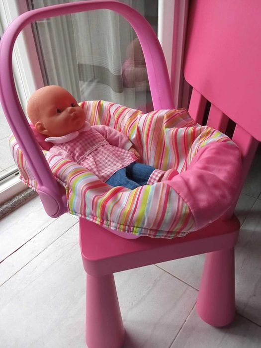 ovo e boneca de brincar