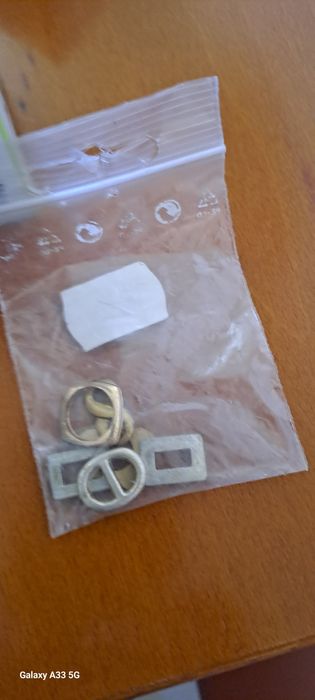 Peças de bijuteria caixa e brincos