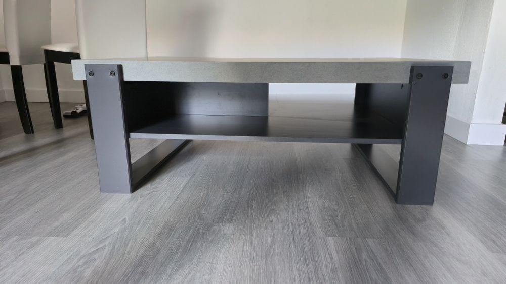 Mesa de centro cinzenta