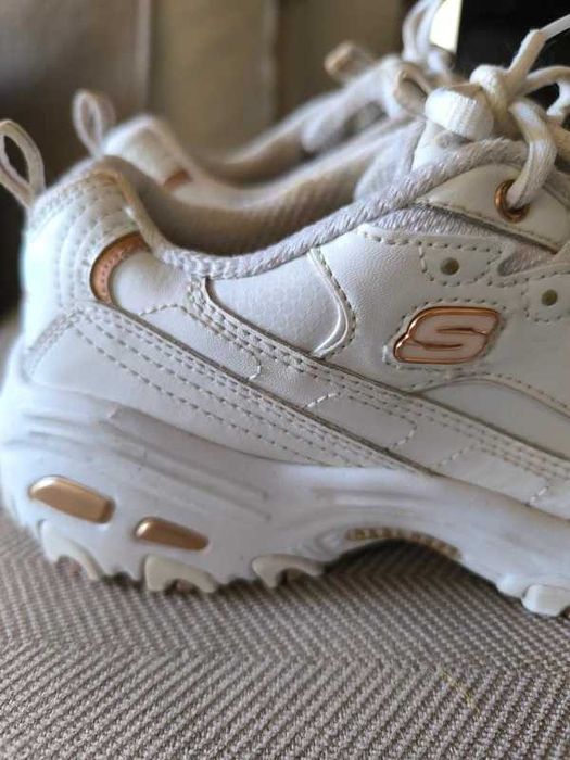 Sapatilhas casuais Skechers D'Lites em branco/dourado rosa - Glamour Feels
