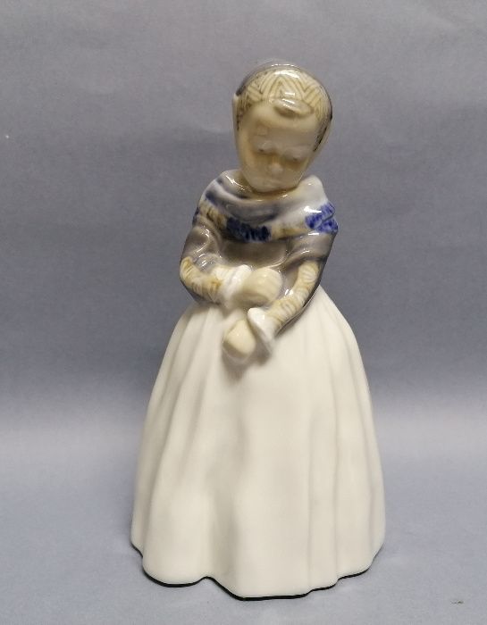 Dziewczynka, figurka Royal Copenhagen proj. Lotte Benter, 1961 r.