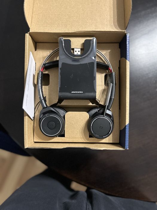 Słuchawki Voyager Focus UC B825 + Stacja dokująca