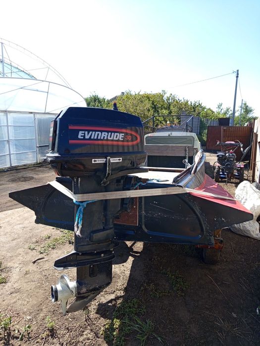 Продам лодку с лафетом и мотором