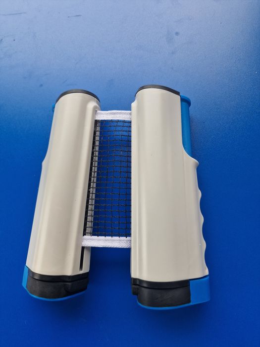 mini mesa de ténis de mesa dobrável azul, compacta e portátil, ideal para espaços reduzidos.