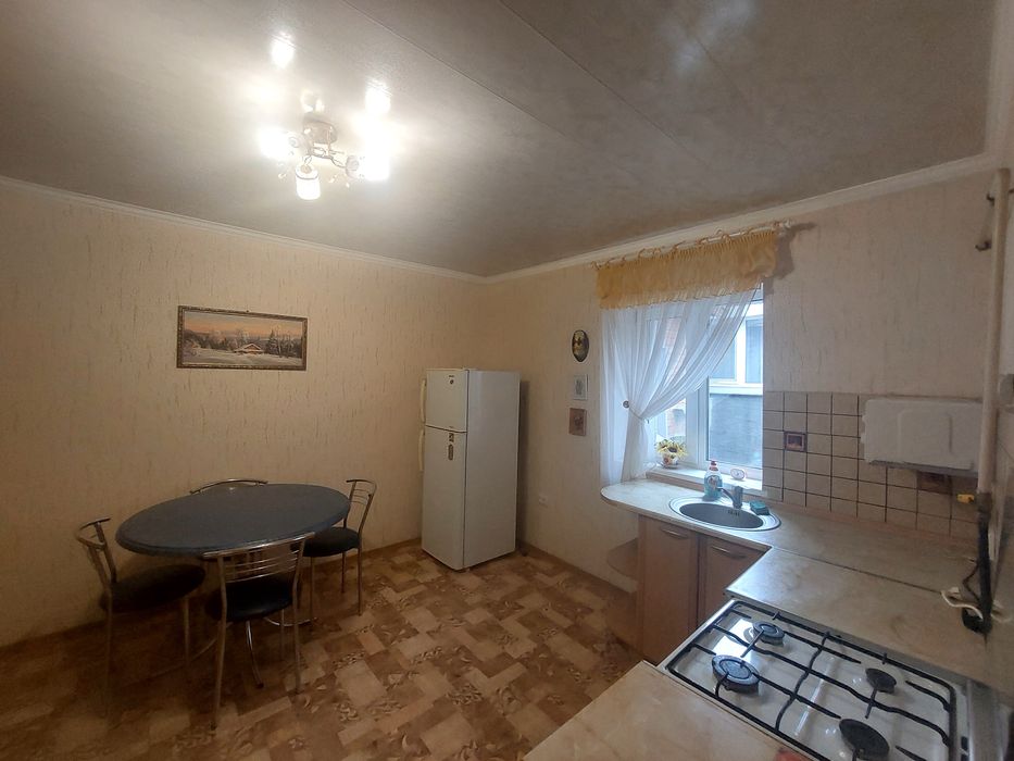 Продаж окремоі половинки будинку  з окремим заіздом .