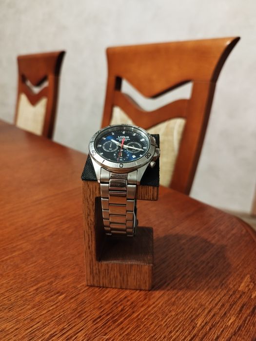 Drewniany stojak na zegarek