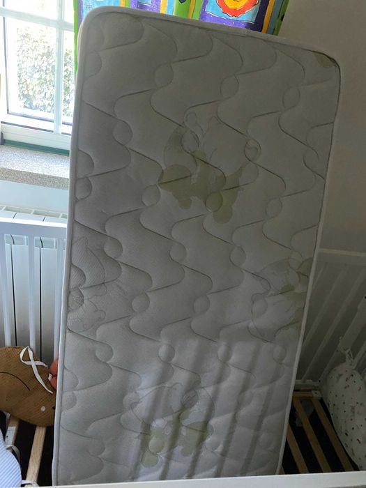 Cama de grades para bebé com colchão