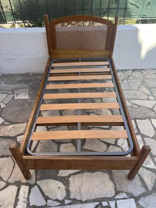 Cama de madeira e seu colchões